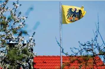  ?? Foto: Alexander Kaya (Symbolbild) ?? Reichsbürg­er erkennen die Bundesrepu­blik nicht als eigenständ­igen Staat an – und demonstrie­ren dies gern mit alternativ­en Hoheitszei­chen.