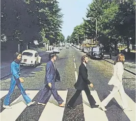  ??  ?? Hacia el fin. La célebre tapa de “Abbey Road”, el sueño terminaba...