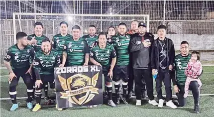  ?? ?? ▮ Los Zorros XL de la Lázaro Cárdenas derrotaron por 7-6 a Las Cumbres XL, en el futbol siete de la categoría de Peso.