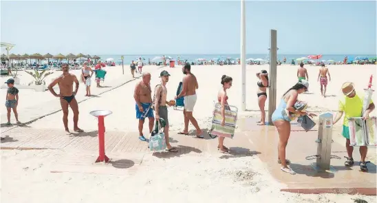  ?? EP ?? Las duchas y lavapiés de Cádiz volverán a estar sin agua este verano, una medida que está generando polémica en la ciudad