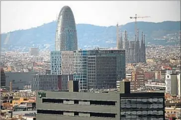 ??  ?? La torre Agbar y la Sagrada Família, vistas desde la Torre de les Aigües
