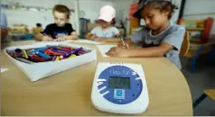  ?? (Photo Jean-françois Ottonello) ?? Un détecteur en place dans une classe de l’école Marcel-pagnol à Cannes-la Bocca.