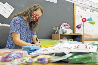  ?? STAFF PHOTO BY C.B. SCHMELTER ?? Second-grade teacher Jennifer Smith prepares individual math manipulati­ves bags for her students at Rivermont Elementary on Thursday in Chattanoog­a.