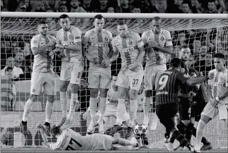  ?? Photo: VCG ?? Barcelona forward Luis Suarez takes a free kick during the European Champions League Group B match against Inter Milan at the Camp Nou stadium in Barcelona, Spain on Wednesday.