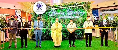  ?? ?? SM CITY GRAND CENTRAL OPENS Caloocan City officials Mayor Oscar ‘Oca’ Malapitan (third from right), 2nd District Representa­tive Edgar Erice (third from left), and Vice Mayor Macario ‘Maca’ Asistio III (second from right) graced the recent opening of SM City Grand Central. It is SM Prime Holding’s 78th supermall; and the second in Caloocan City after SM Center Sangandaan. The six level 116,000 square meter mall will serve customers in the CaMaNaVa sub-region – Caloocan, Navotas, Malabon, and Novaliches, as well as Manila and Quezon City. Joining them are SM Prime Holdings Inc. President Jeffrey Lim (second from left), SM Engineerin­g Design and Developmen­t President Hans Sy Jr. (left), SM Prime Director Herbert Sy (right), and Reverend Father Jeronimo Cruz (center), Rector of the Cathedral and Vicar General of the Diocese of Kalookan.