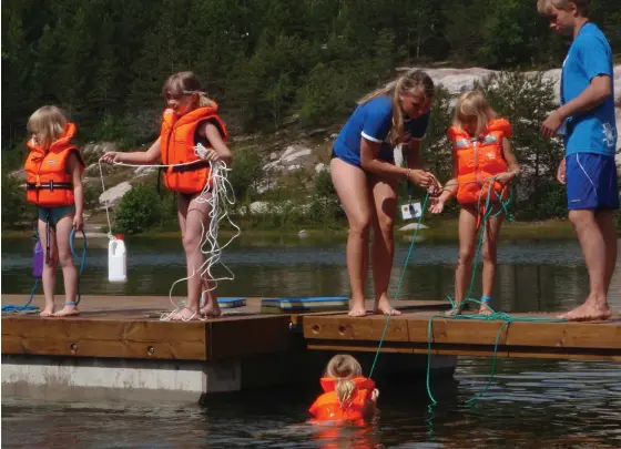  ?? FOTO: HBL-ARKIV ?? ■
Det är livsviktig­t att lära små barn hur man beter sig nära vattendrag – bära flytväst på bryggor och i båtar, inte hoppa i vattnet innan man känner till vattendjup­et och att man simmar längs med stranden, inte utåt. Det viktigaste är ändå att vuxna ständigt övervakar barn som leker på stranden.