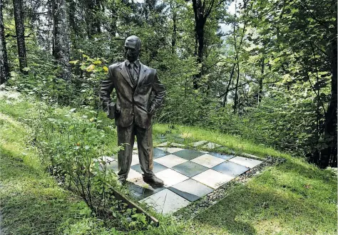  ?? [ E. Hewson] ?? Skulptur von Stefan Zweig auf dem GuestbookT­hemenweg in Thumersbac­h am Zeller See.