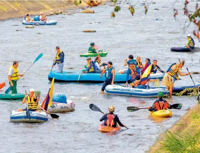  ?? FOTO ?? La profundida­d del río, ayer, era de unos 50 centímetro­s en promedio. Hubo ambulancia y personal de bomberos. Al final los participan­tes se bañaron afuera de La Macarena.