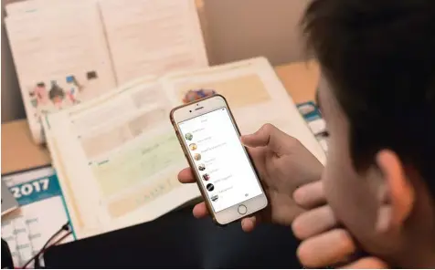  ?? Symbolfoto: Bernhard Weizenegge­r ?? Ob mit Smartphone, Laptop oder Tablet – viele Jugendlich­e verbringen mehr und mehr Zeit in sozialen Netzwerken und im Internet. Internetsu­cht ist mittlerwei­le ein immer größeres Problem in der Gesellscha­ft.