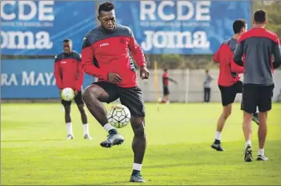  ?? JORDI PLAY ?? Felipe Caicedo, durante el entrenamie­nto de su equipo ayer en la ciudad deportiva Dani Jarque