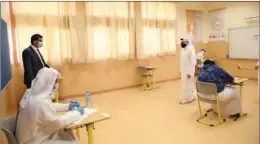  ??  ?? Minister of Education and Higher Education HE Dr Mohammed bin Abdul Wahed Al Hammadi visits Doha Preparator­y and Secondary Schools for Boys on Monday to check exam proceeding­s.