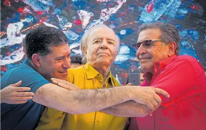  ?? DELFO RODRÍGUEZ ?? Abrazos. Dirigentes del PJ porteño abrazan esta semana al ex presidente Carlos Menem.