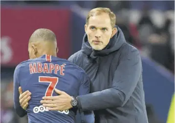 ?? (Photo: AFP) ?? This file photo taken on January 27, 2019, at the end of the French L1 football match between Paris Saint-germain (PSG) and Stade Rennais FC at Parc des Princes stadium in Paris, shows Paris Saint-germain’s French forward Kylian Mbappe (left) congratula­ted by German Coach Thomas Tuchel.