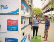  ?? SAUMYA KHANDELWAL/HT ?? A water ATM installed in Defence Colony in May got an encouragin­g response from people.