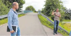  ?? FOTO: LINDA SEISS ?? Jörg Sölle (links) und Lothar Mader bei der Besichtigu­ng der Brücke, die von Liptingen über die B491 in Richtung der landwirtsc­haftlichen Felder sowie des Gewerbepar­ks Take-off nach Neuhausen führt.