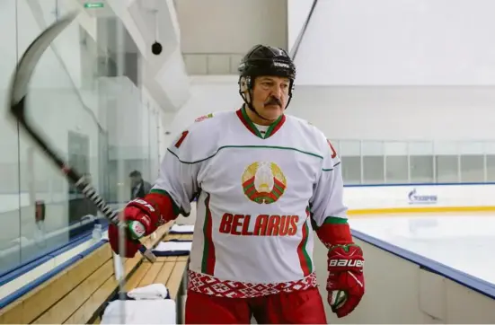  ?? Mikhail Klimentyev. Sputnik. Reuters ?? Alexandre Loukachenk­o, lors d’un match de hockey sur glace à Sotchi en Russie, le 7 février.