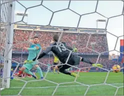  ??  ?? EN EL CALDERÓN. Messi batió así a Oblak el pasado 26 de febrero.