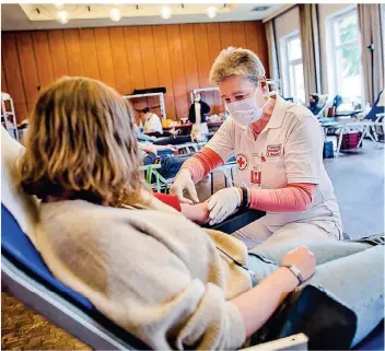  ?? FOTO: ANNE ORTHEN ?? Eva Bundemann bereitet Katharina Böhner bei einem Termin des DRK in Unterrath für die Blutspende vor. Die Spenderin fühlt sich dort gut betreut und sicher.