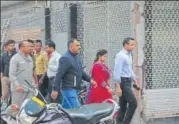  ?? MANOJ YADAV/HT ?? Rahul Kothari (right) and his wife Archana going to Kotak Mahindra Bank with CBI officials in Kanpur on Tuesday.