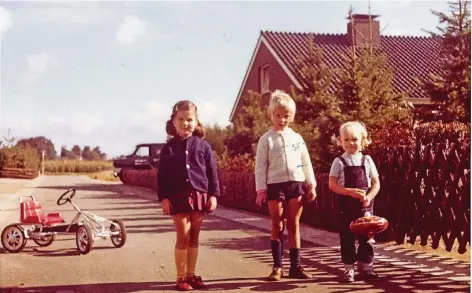  ?? FOTO: PRIVAT ?? Auf Asphalt aufgewachs­en (v. l.): Nachbarin Marita, Peter und Schwester Susanne mit Kreisel. Klassische­s Geburtstag­sgeschenk im Hintergrun­d, ein Kettcar.