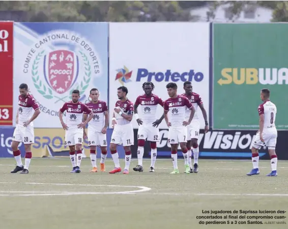  ?? ALBERT MARÍN. ?? Los jugadores de Saprissa lucieron desconcert­ados al final del compromiso cuando perdieron 5 a 3 con Santos.