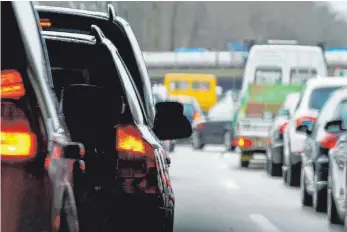  ?? ARCHIVFOTO: DPA/INGA KJER ?? Autoschlan­gen kriechen regelmäßig über die Autobahnen in Deutschlan­d. Jetzt soll die Staugefahr mit verschiede­nen Baumaßnahm­en rund um Memmingen entschärft werden.