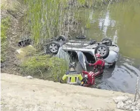  ?? EL PERIÓDICO ?? Los bomberos de Puebla, cuando rescataban a la víctima.