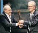  ?? Foto: APA/Hochmuth ?? Peter Handke erhält Lebenswerk­Preis (von K. M. Brandauer).