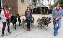  ??  ?? Anke Lamprecht, Amelie Süß und Stefanie Pröter (von links) führen Ponys mit ihren Fohlen zur Begutachtu­ng. Foto: Katja Grieser