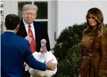  ?? Loren Elliott/Reuters ?? Donald e Melania Trump participam do ‘perdão ao peru’, evento que consta no calendário oficial da Casa Branca na semana do Dia de Ação de Graças
