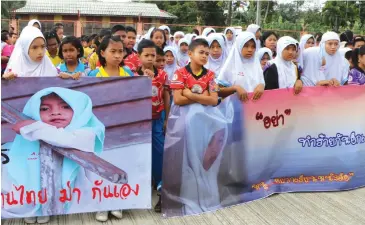  ?? WAEDAO HARAI ?? Children join over 1,000 government officials and residents in Narathiwat during an anti-violence campaign yesterday after a brutal attack in this southernmo­st province on Thursday left four people including an eight-year-old boy dead.