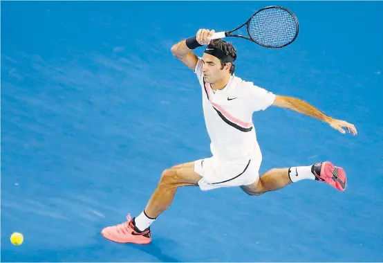 ??  ?? Roger Federer ist bei den Australian Open fit wie zwei Tennisschu­he. In sechs Matches hat er noch keinen Satz verloren.