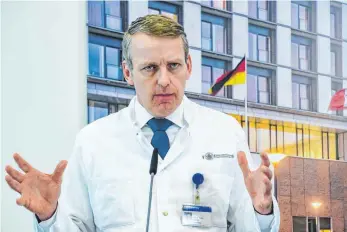 ?? FOTO: AXEL HEIMKEN/DPA ?? Stefan Kluge, Direktor der Klinik für Intensivme­dizin des Universitä­tsklinikum­s Hamburg-Eppendorf, hält die rasante Zunahme der Corona-Infektione­n für sehr besorgnise­rregend.