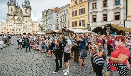  ?? FOTO MAFRA – MICHAL TUREK ?? Všude je slyšet čeština.
Na staroměsts­ký orloj se nyní jezdí dívat hlavně tuzemské rodiny s dětmi.