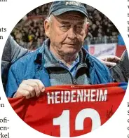  ?? Foto: FCH ?? Jetzt hat Horst Blankenbur­g auch ein Trikot der Heidenheim­er Fußballer.
