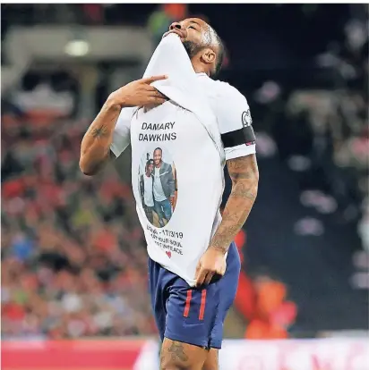  ?? FOTO: REUTERS ?? Tore mit Widmung: Raheem Sterling feiert einen seiner drei Treffer mit einem T-Shirt, das an den an Leukämie gestorbene­n Damary Dawkins erinnert. Das Shirt zeigt Sterling mit dem Jungen.