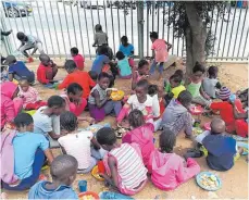  ?? FOTOS: ELKE REINAUER ?? Die Kinder wachsen in Armut auf und bekommen oft nur eine Mahlzeit am Tag. Das Angebot der Suppenküch­e kann den Hunger merklich mildern.