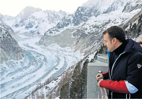  ?? [ AFP ] ?? Die deutsch-französisc­he Zukunft dürfte eher steinig werden: Macron – hier mit Blick auf einen Gletscher bei Chamonix – drängt auf Reformen,
Merkel bremst.