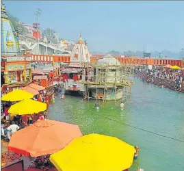  ?? RAMESHWAR GAUR/HT PHOTO ?? Pilgrims take dip at a Ganga ghat in Haridwar on Wednesday.