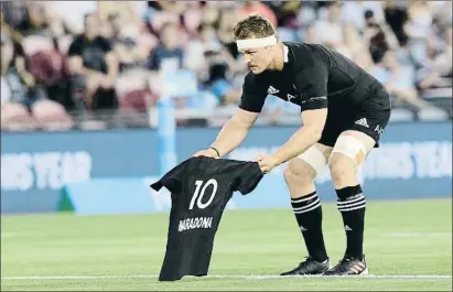  ?? RICK RYCROFT / AP ?? El capità de Nova Zelanda de rugbi, Sam Cane, homenatjan­t Maradona ahir abans d’enfrontar-se a l’Argentina