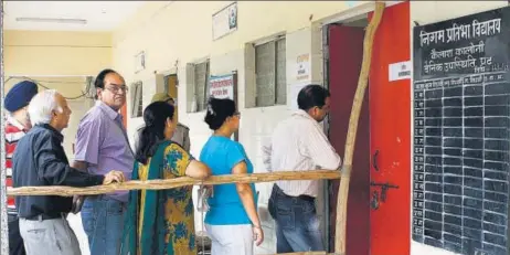  ?? HT FILE PHOTO ?? Thin crowd at a Greater Kailash poll booth during the 2012 MCD elections. The affluent area saw a turnout of only 37%.