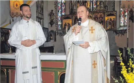  ?? SZ-FOTO: KURT EFINGER ?? Krzysztof Myjak (r.) stellte sich der Allmending­er katholisch­en Kirchengem­einde zu Beginn des Gottesdien­stes vor.