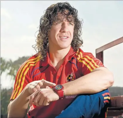  ??  ?? Aquel 1 de julio de 2010, Carles Puyol posó para AS señalando su reloj. Esta fotografía fue a tope en la portada del día siguiente.