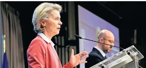  ?? FOTO: OLIVIER HOSLET/AFP ?? EU-Kommission­spräsident­in Ursula von der Leyen und Ratspräsid­ent Charles Michel informiere­n über die neuen Impfpässe.