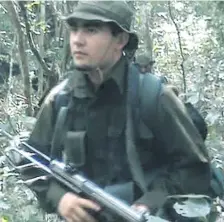  ??  ?? Antonio Ramón Bernal Maíz, con un arma larga, fue captado en un vídeo difundido en tiempos en que integraba el EPP.