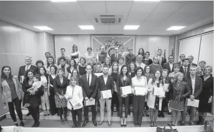  ?? Foto: Mikel Saiz ?? Foto de familia de las personas tituladas ayer al término de la ceremonia.