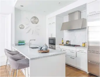  ?? DESIGN RECIPES ?? Crisp white countertop­s are gaining momentum, with nearly one in three upgraded counters done in shades of white. White and grey appear on half of upgraded backsplash­es and walls.