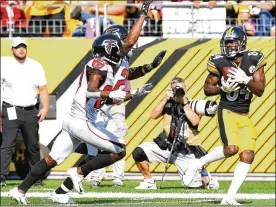  ?? JOE SARGENT / GETTY IMAGES ?? The Steelers’ Antonio Brown makes a catch for a 47-yard touchdown in front of Damontae Kazee and Robert Alford of the Atlanta Falcons in the second half of Pittsburgh’s 41-17 win at Heinz Field on Sunday.