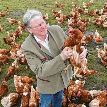 ?? Foto: Ulrich Wagner ?? Rupert Ebner – hier auf dem Hühnerhof eines befreundet­en Bauern in Ingolstadt – tritt für ein Umdenken in der Landwirtsc­haft ein: weg von der Massentier­haltung, hin zu mehr Tierwohl.