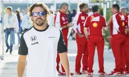  ??  ?? Fernando Alonso, 34 anni, guarda avanti. Alle sue spalle il passato ferrarista